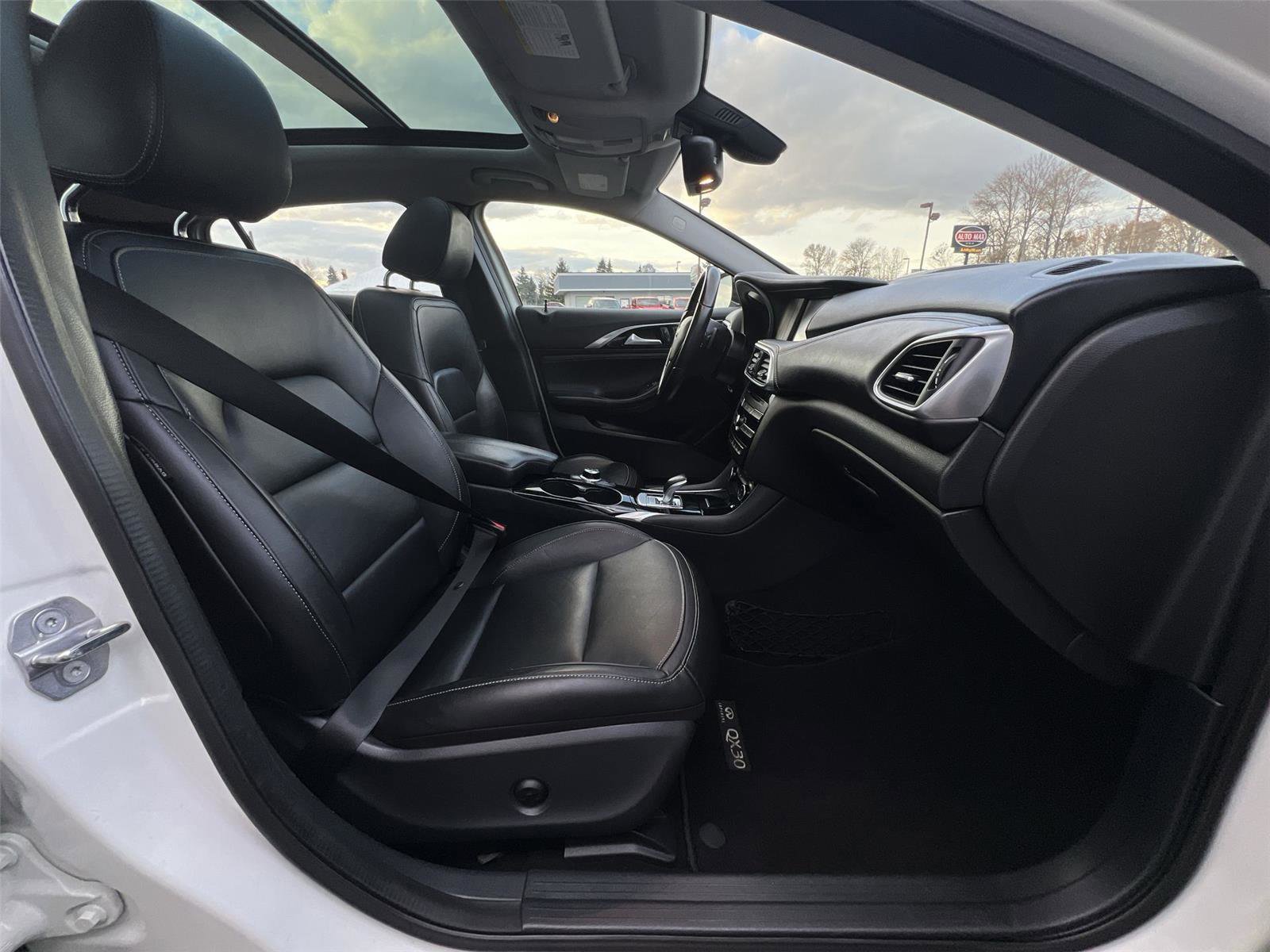 Used 2018 INFINITI QX30 Premium w/ Cargo Package image 24