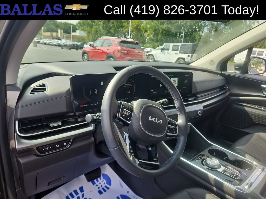 Used 2026 Kia Carnival SX w/ SX Dark Edition Package FWD image 12