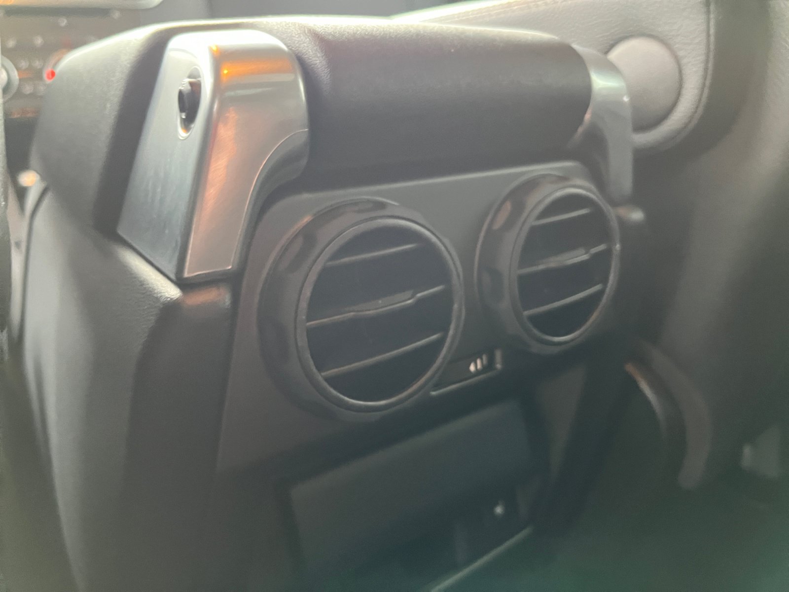 Used 2015 Land Rover LR4 HSE AWD/4WD image 32