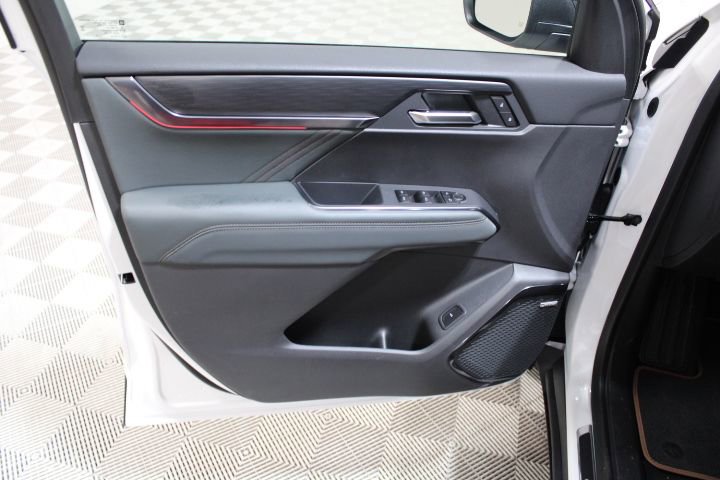 New 2025 GMC Acadia AT4 w/ Super Cruise Package image 9