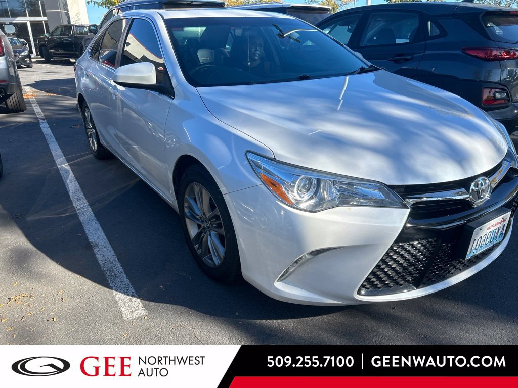 Used 2016 Toyota Camry SE w/ Moonroof Package FWD image 1