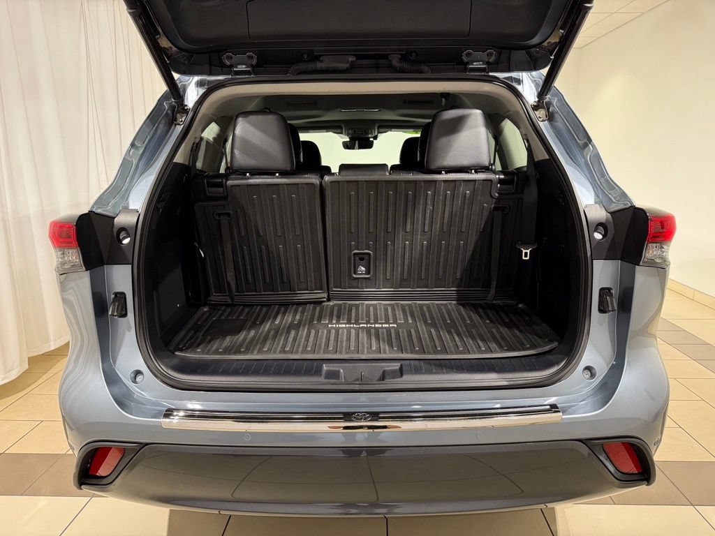 Certified 2021 Toyota Highlander Limited AWD/4WD image 11