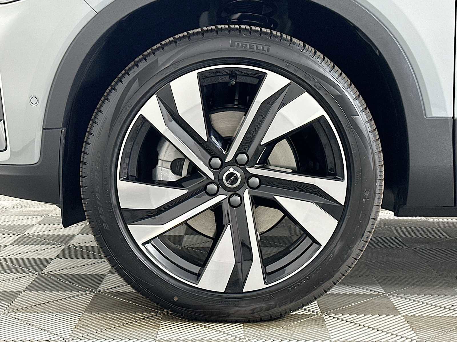 Used 2025 Volvo XC40 B5 Ultra w/ Protection Package image 29