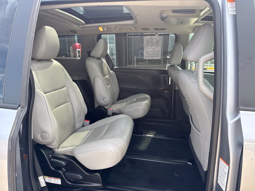 Used 2017 Toyota Sienna Limited AWD/4WD image 31