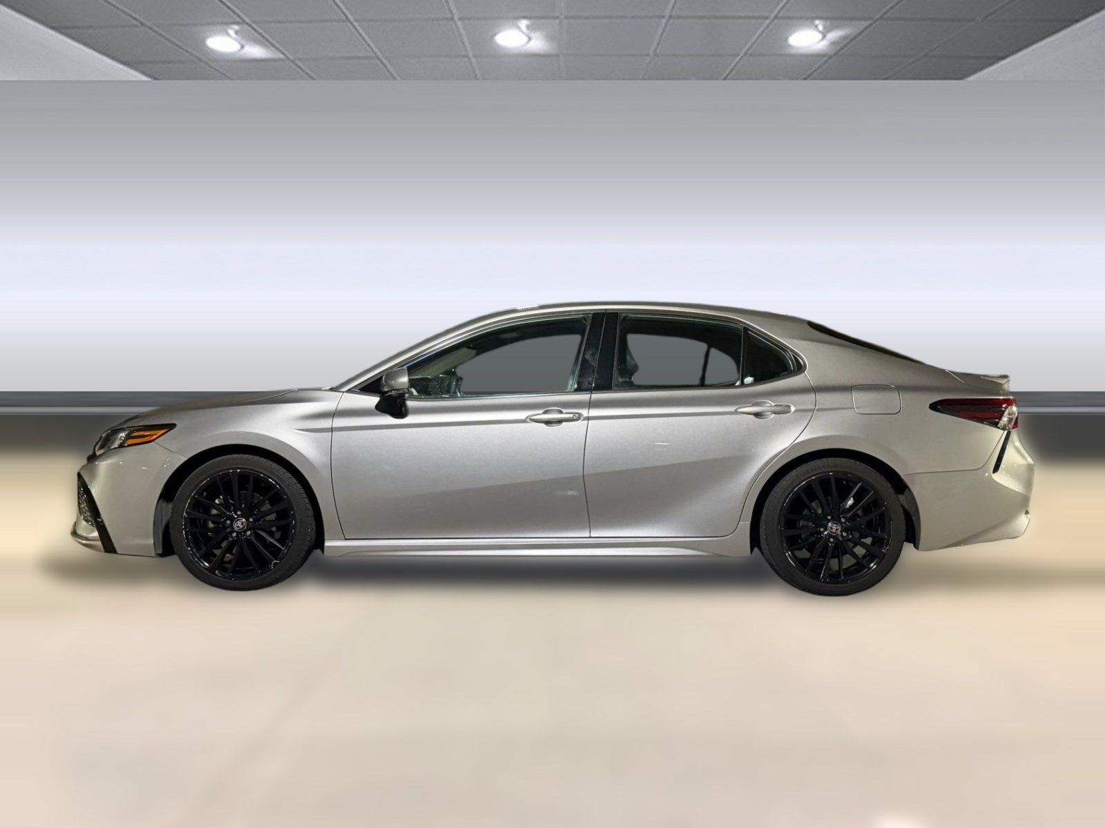 Used 2024 Toyota Camry XSE FWD image 2