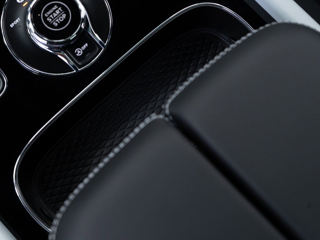 Used 2025 Bentley Bentayga image 33