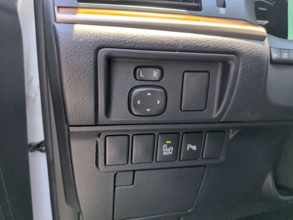 Used 2015 Lexus ES 300h image 42