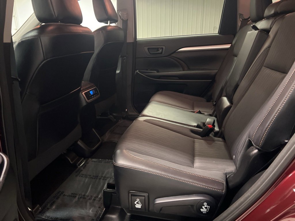 Used 2016 Toyota Highlander LE image 12