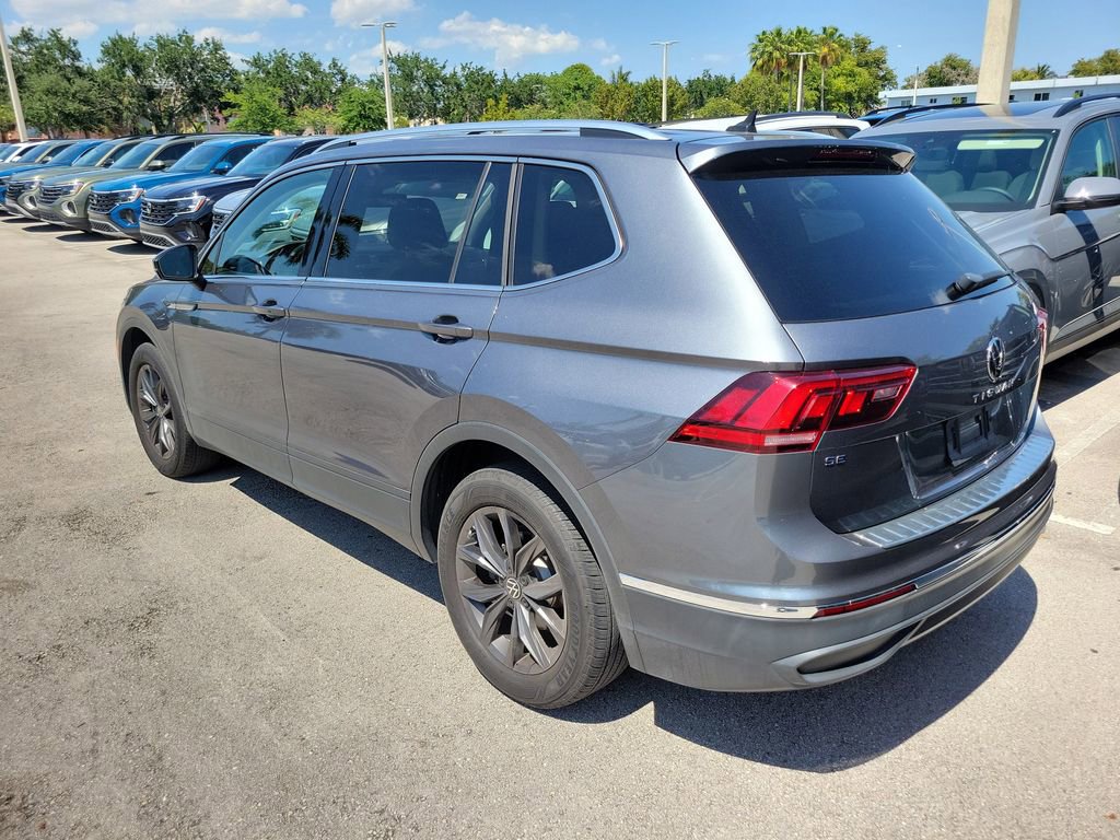 Used 2023 Volkswagen Tiguan SE w/ Panoramic Sunroof Package FWD image 3