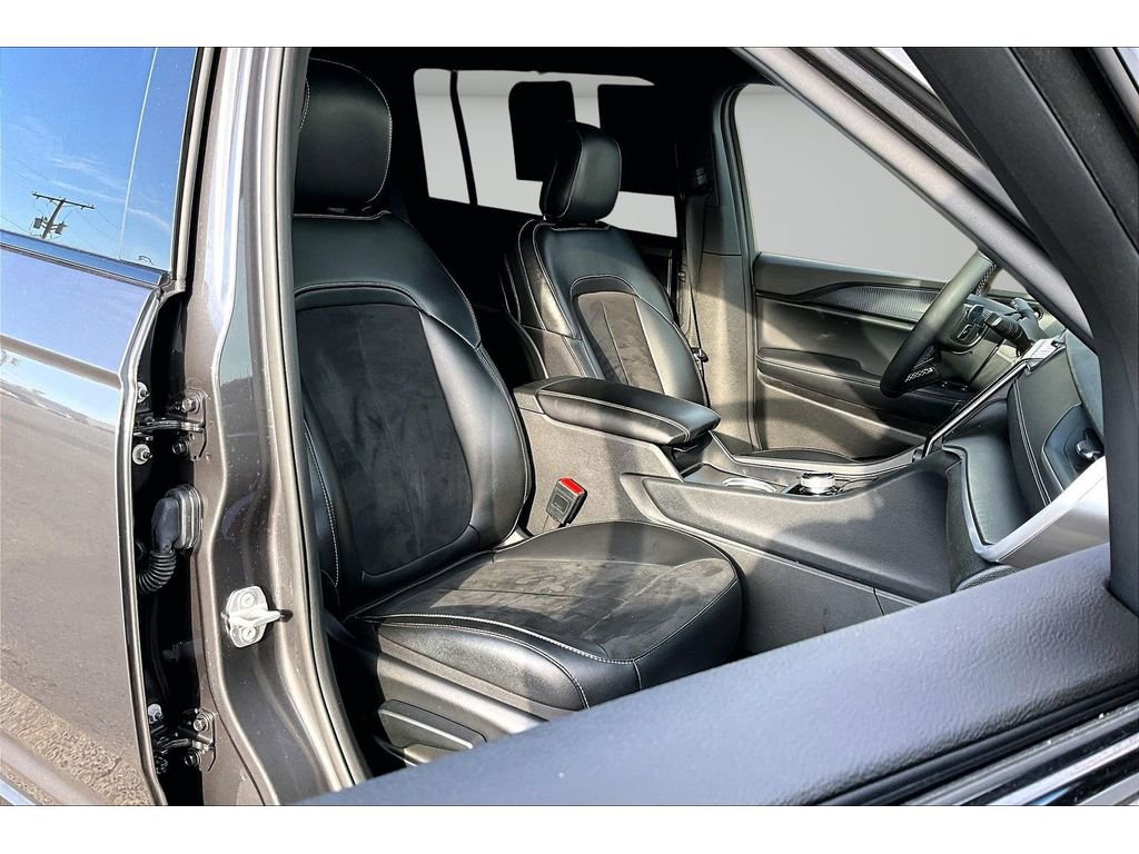 Certified 2024 Jeep Grand Cherokee L Laredo image 8