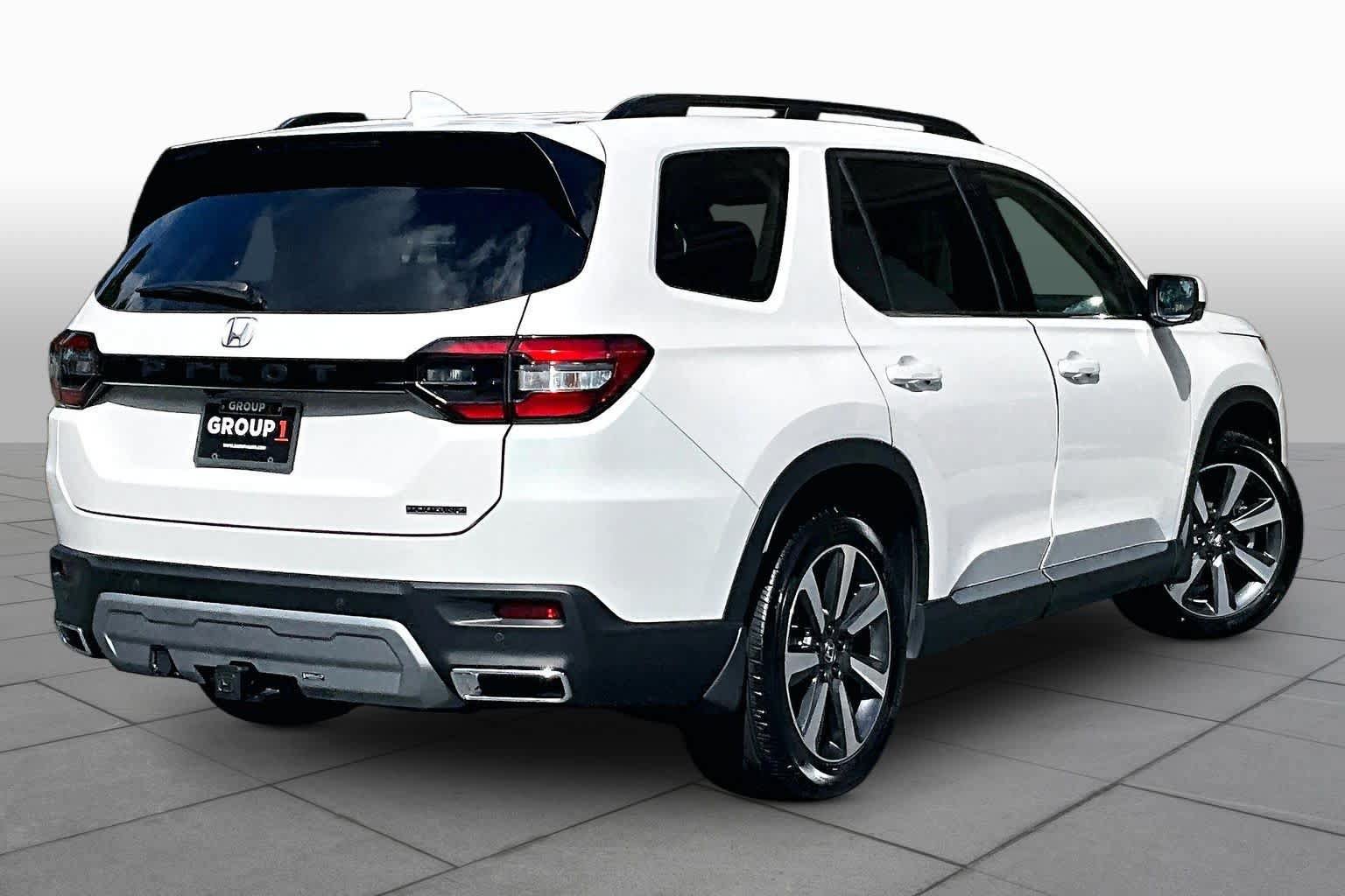Used 2025 Honda Pilot Touring image 13