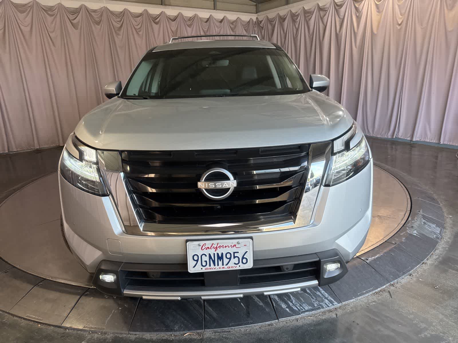 Used 2023 Nissan Pathfinder Platinum FWD image 2