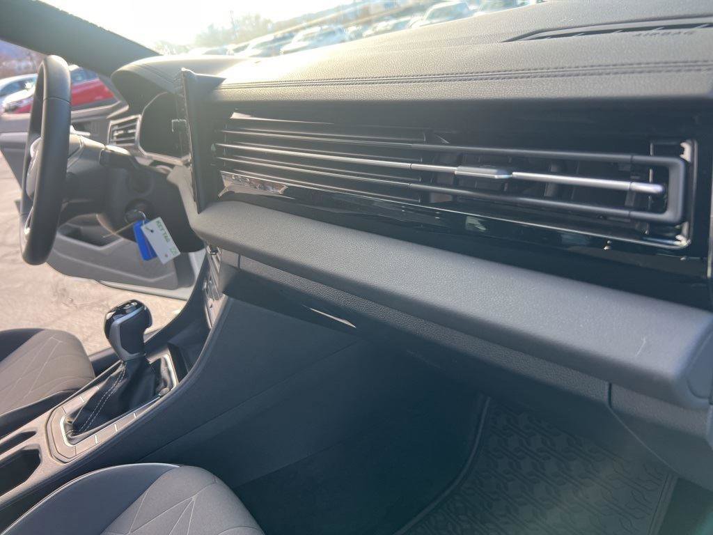 Used 2025 Volkswagen Jetta Sport image 32