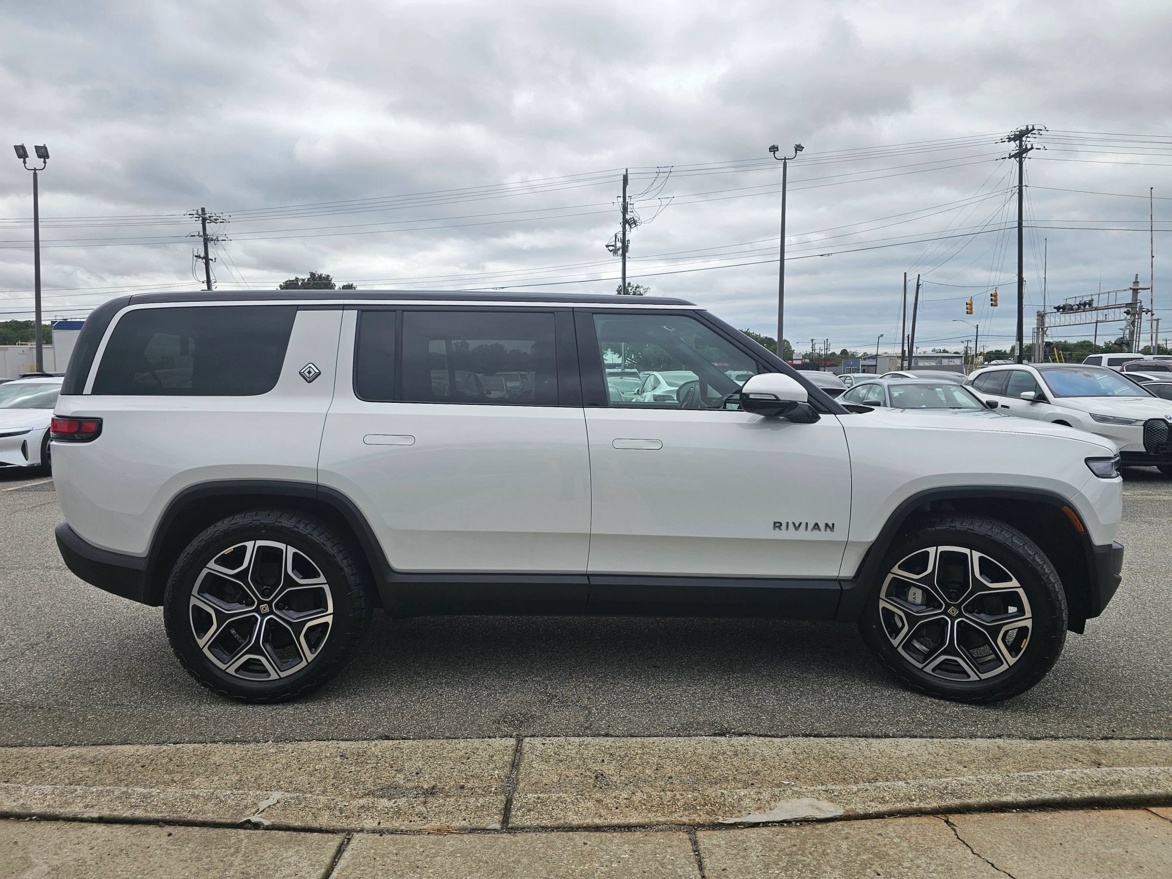 Used 2025 Rivian R1S Adventure Dual AWD/4WD image 6