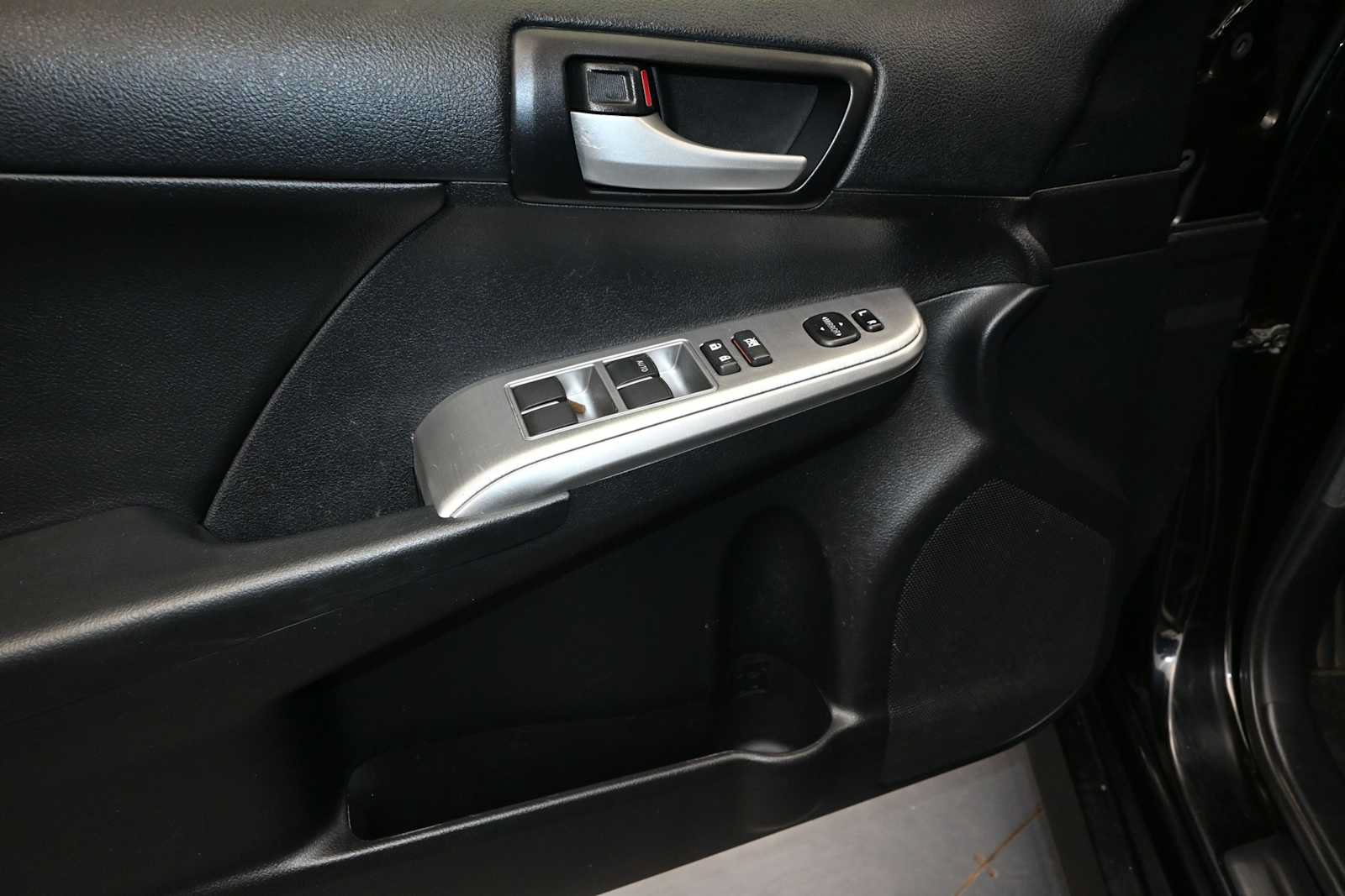 Used 2014 Toyota Camry SE FWD image 10