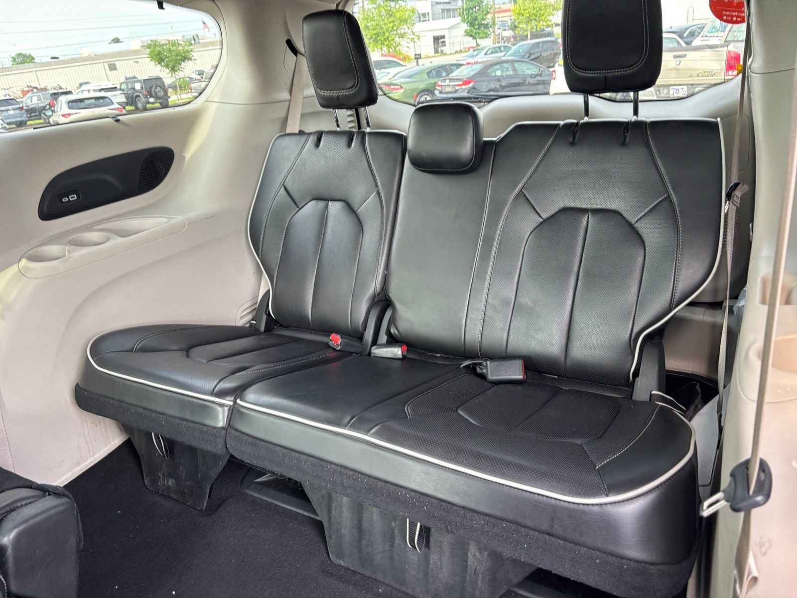 Used 2023 Chrysler Pacifica Limited FWD image 7