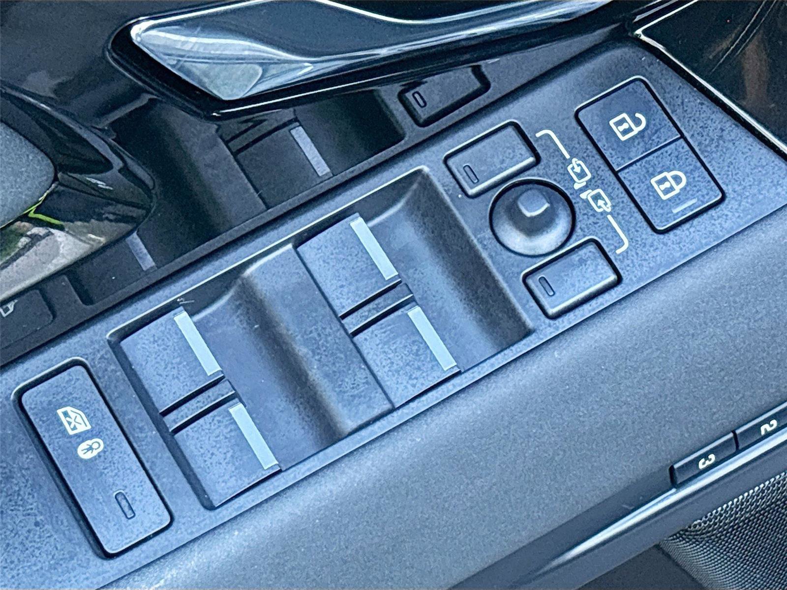 Used 2024 Land Rover Range Rover Evoque Dynamic SE image 18