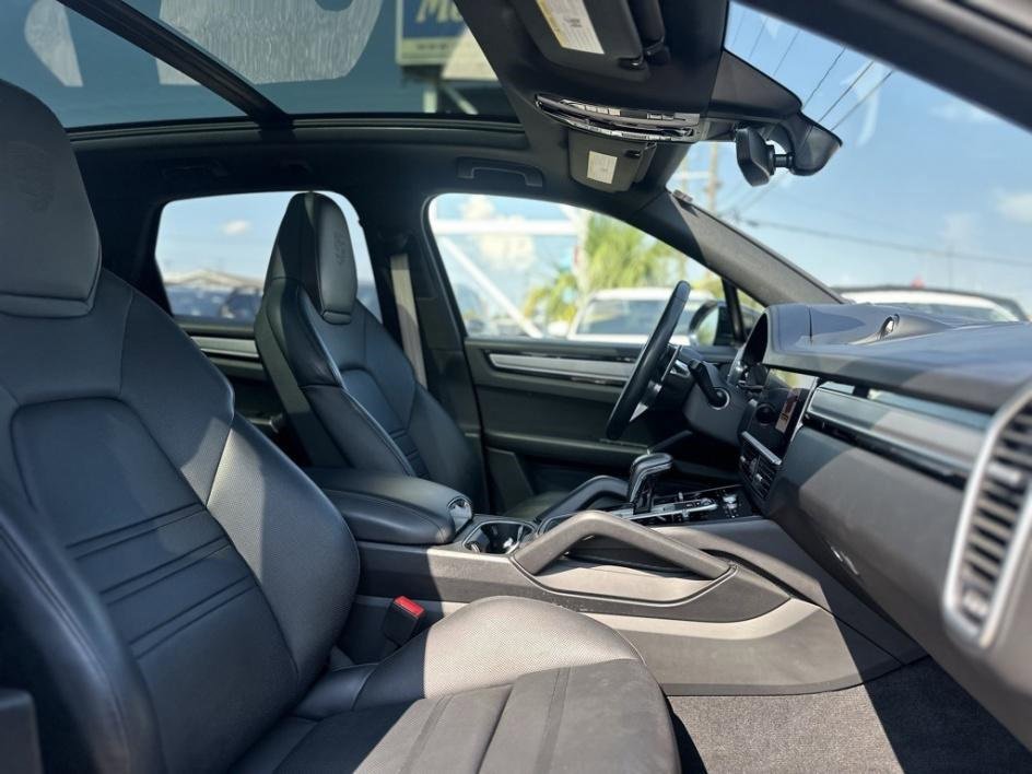 Used 2022 Porsche Cayenne Platinum Edition image 24