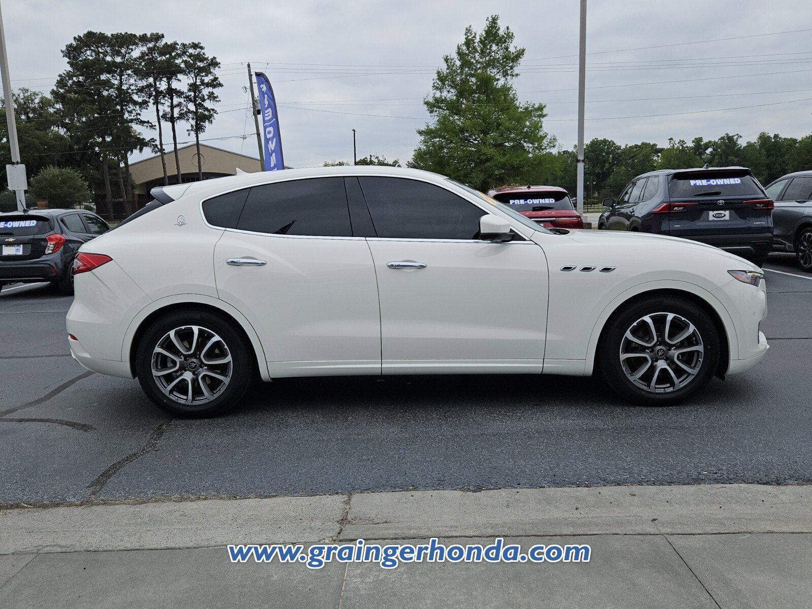 Used 2020 Maserati Levante AWD/4WD image 6