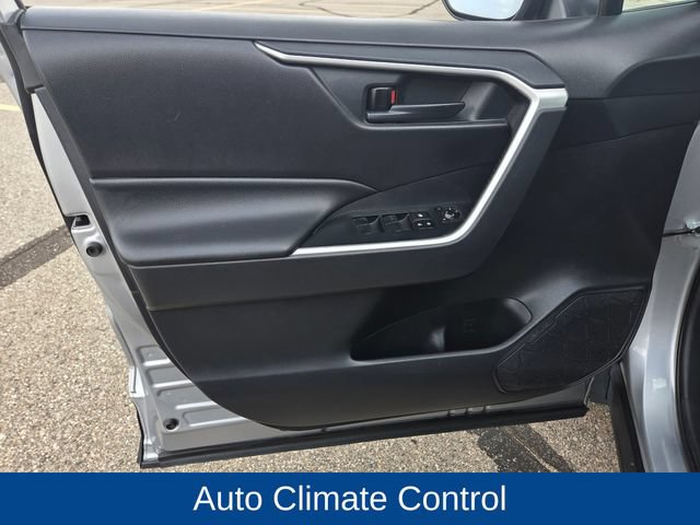 Used 2019 Toyota RAV4 LE w/ Carpet Mat Package AWD/4WD image 15