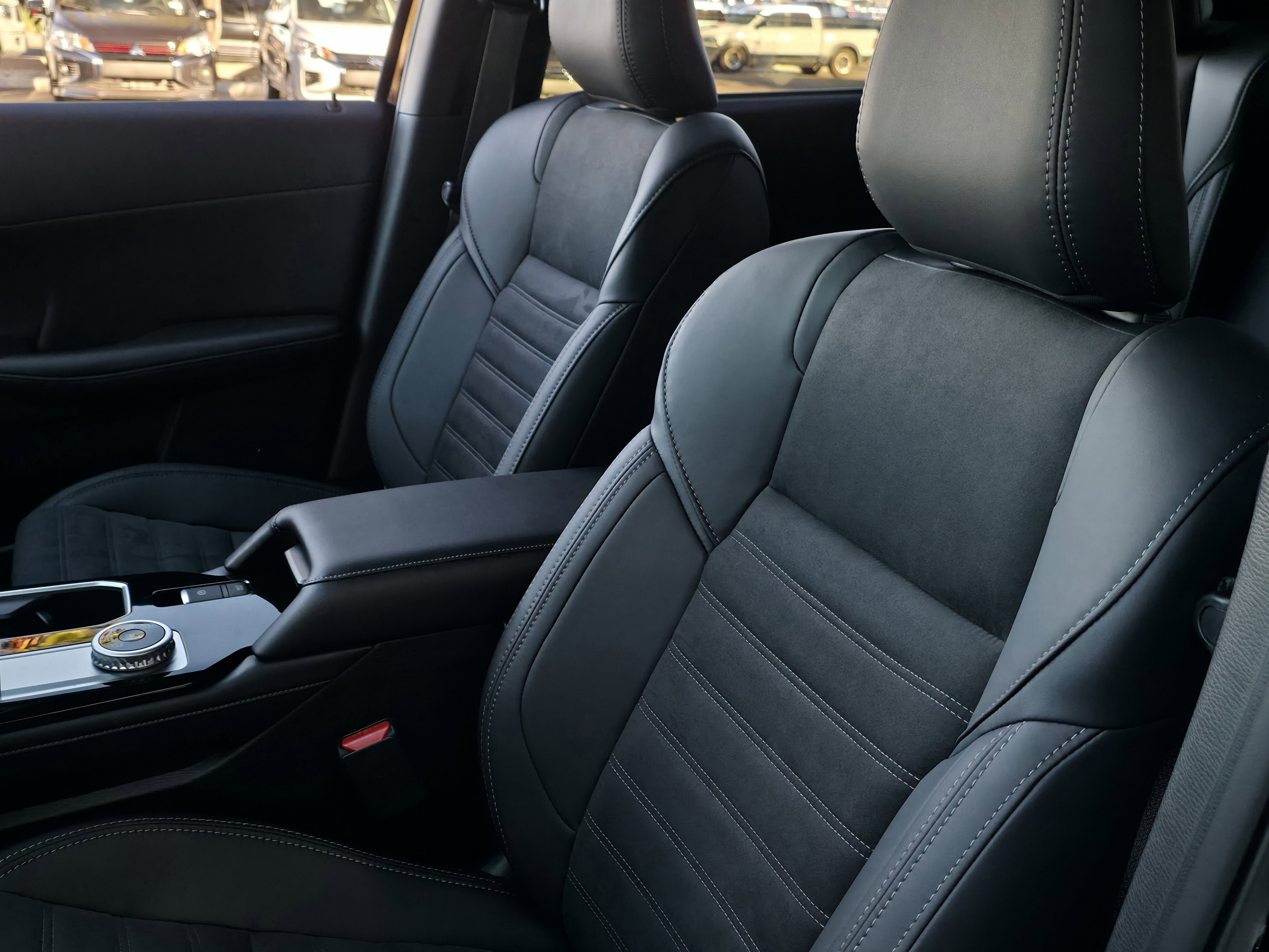 New 2025 Mitsubishi Outlander SE image 11