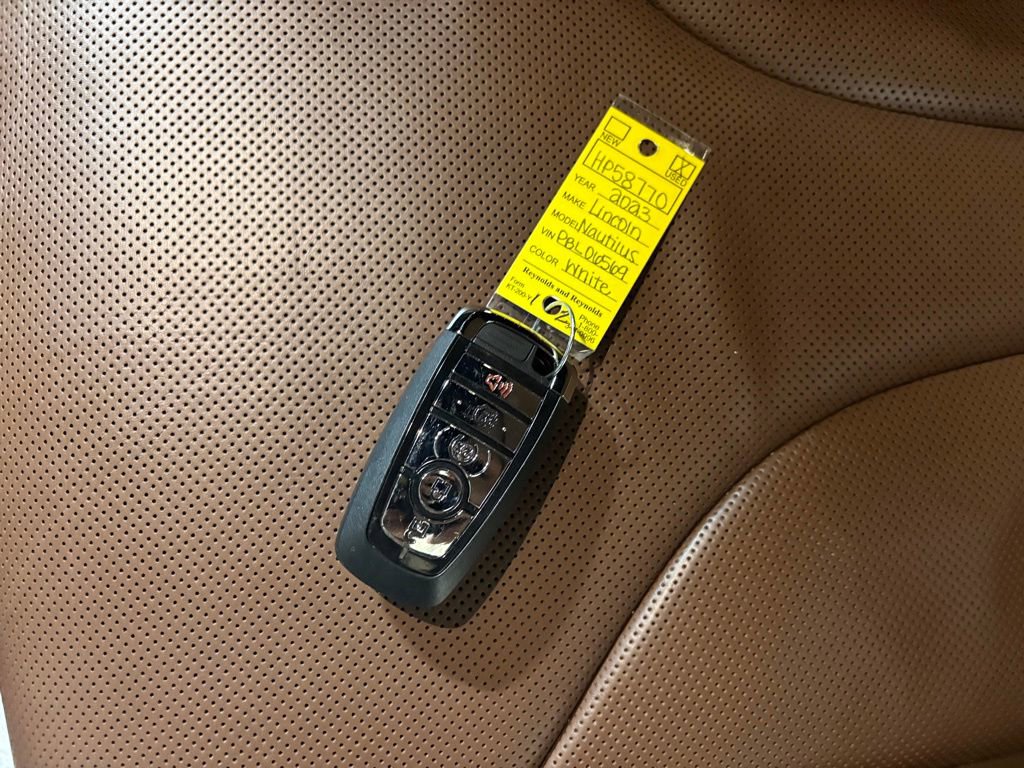 Used 2023 Lincoln Nautilus Reserve image 13