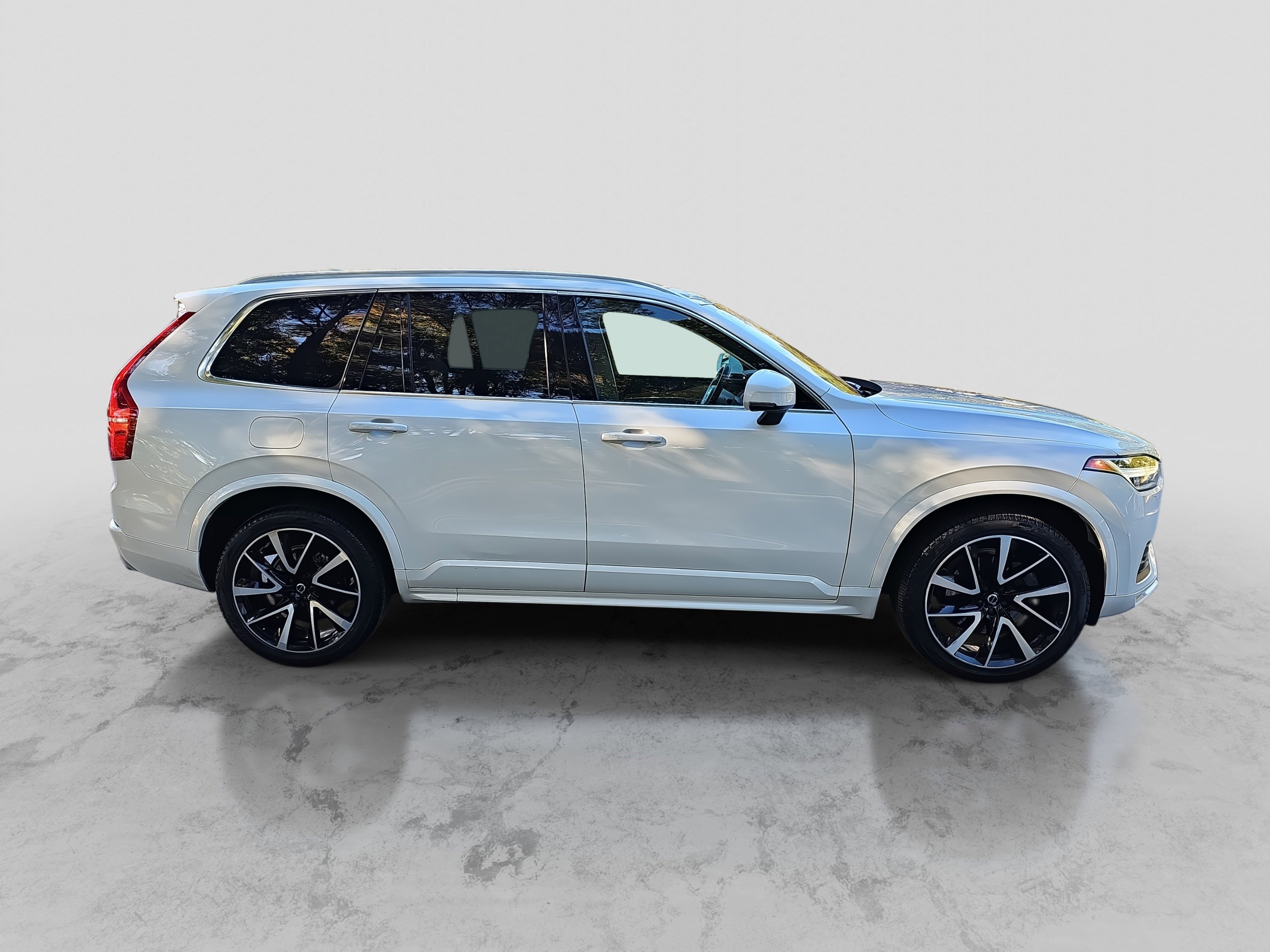 Used 2021 Volvo XC90 T6 Momentum image 4