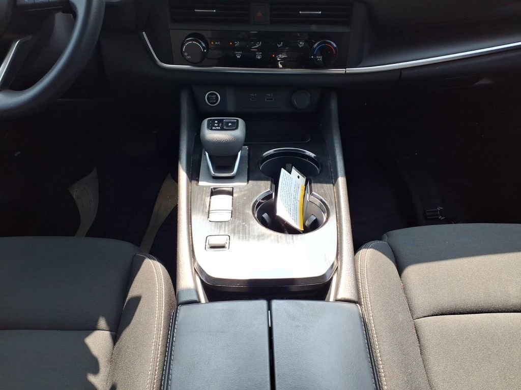 Used 2023 Nissan Rogue S image 11