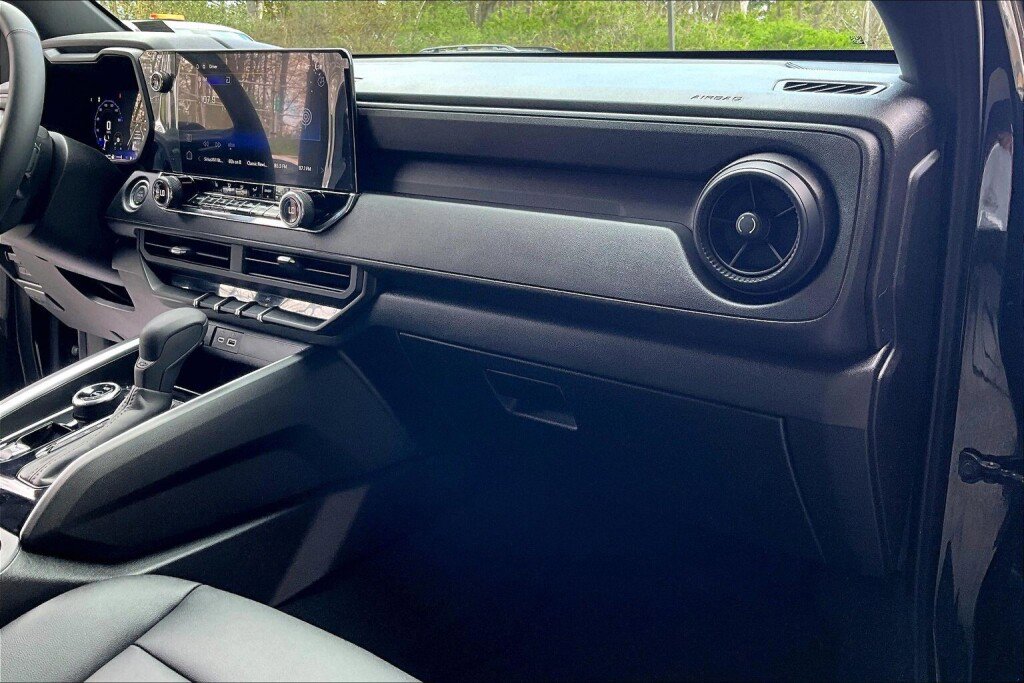 Used 2025 Chevrolet Colorado Trail Boss w/ Midnight Edition image 10