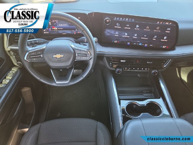 Used 2025 Chevrolet Suburban LS RWD image 3
