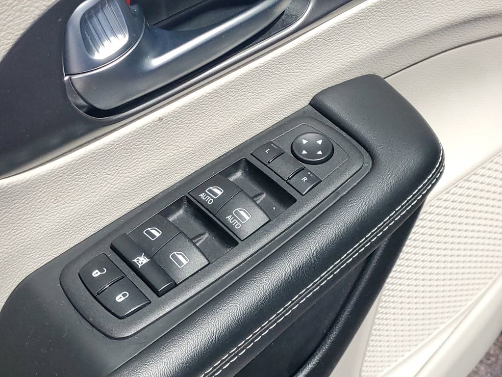 Used 2023 Chrysler Pacifica Touring-L FWD image 20