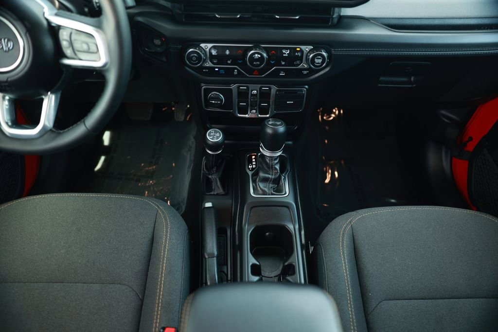 Used 2025 Jeep Wrangler Unlimited Sahara image 31