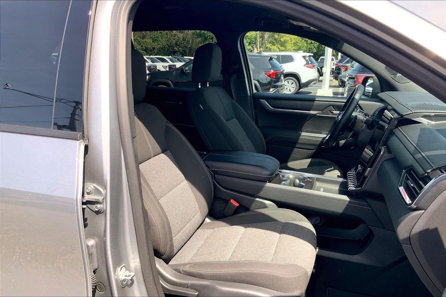 Used 2025 GMC Acadia Elevation FWD image 7