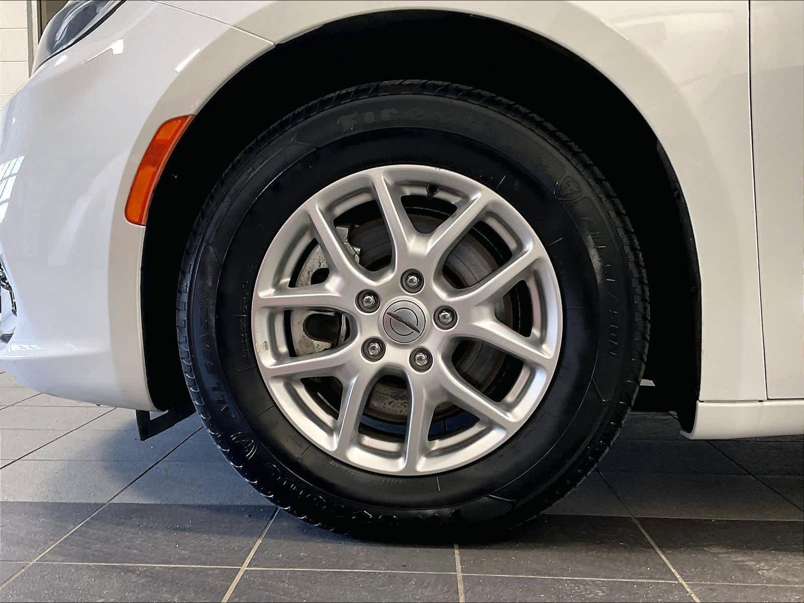 Used 2023 Chrysler Pacifica Touring-L FWD image 7
