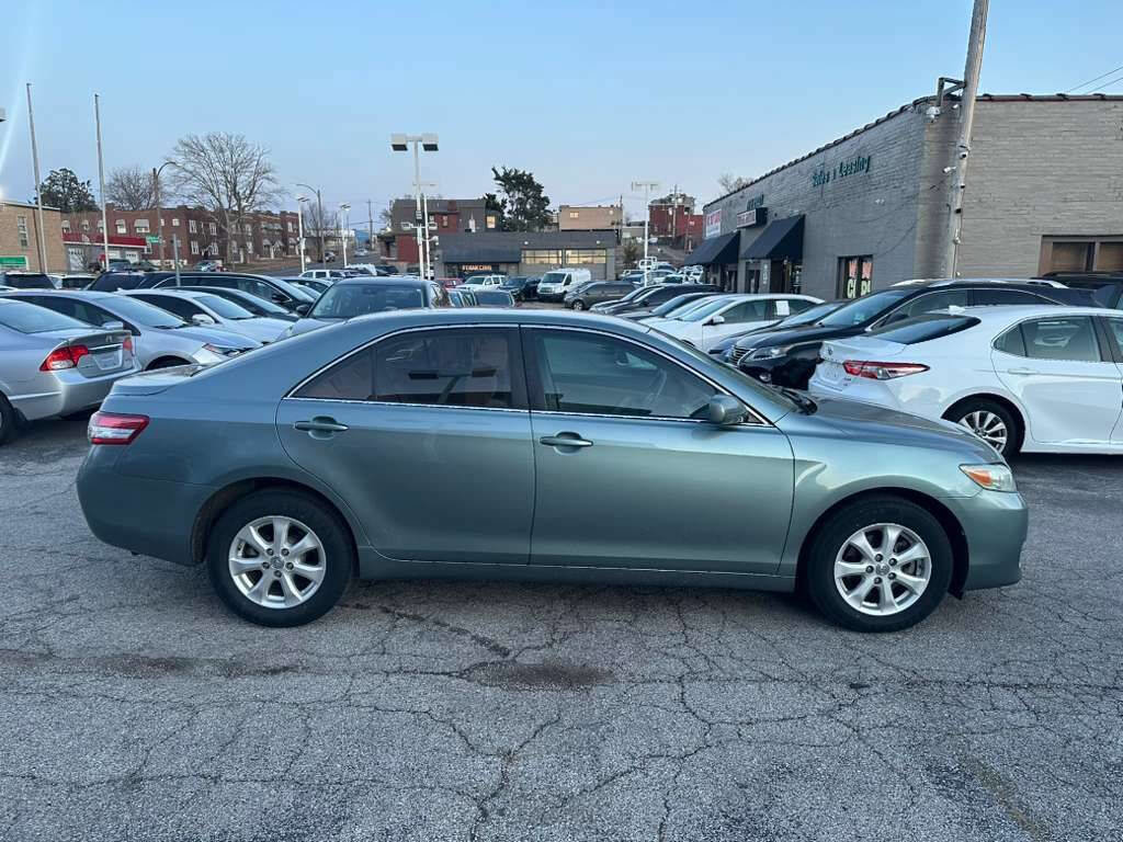 Used 2011 Toyota Camry image 4