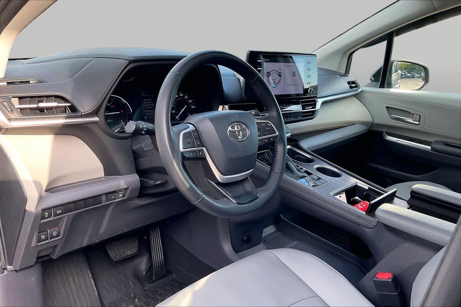 Used 2022 Toyota Sienna XLE FWD image 17