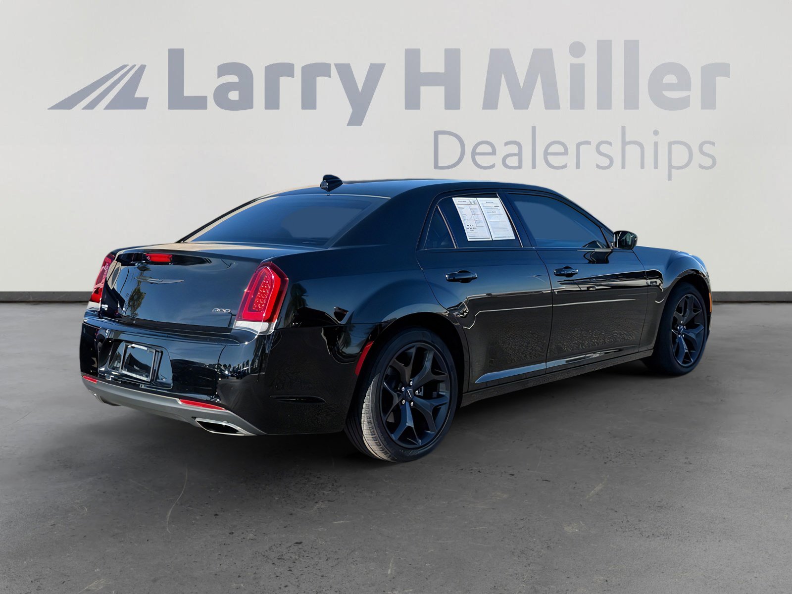 Used 2023 Chrysler 300 Touring w/ Sport Appearance Package image 6