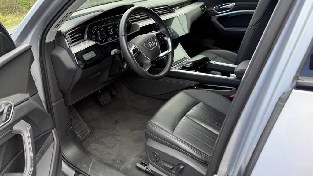 Used 2022 Audi e-tron Premium w/ Convenience Plus Package AWD/4WD image 3