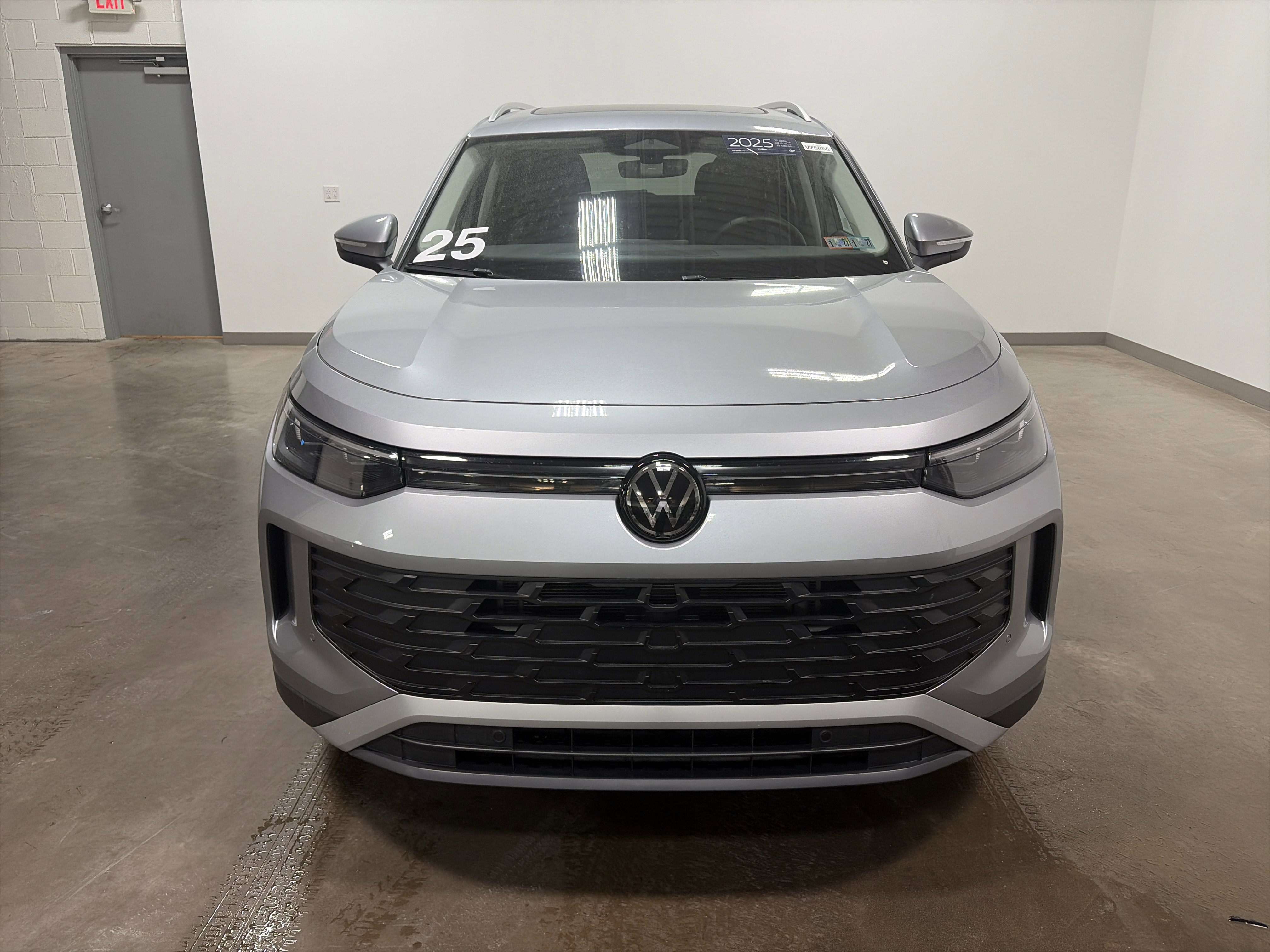 Certified 2025 Volkswagen Tiguan SE image 7