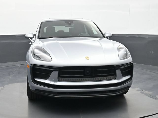 Certified 2025 Porsche Macan AWD/4WD image 24