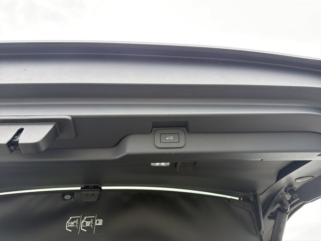 Used 2025 Land Rover Discovery S AWD/4WD image 13