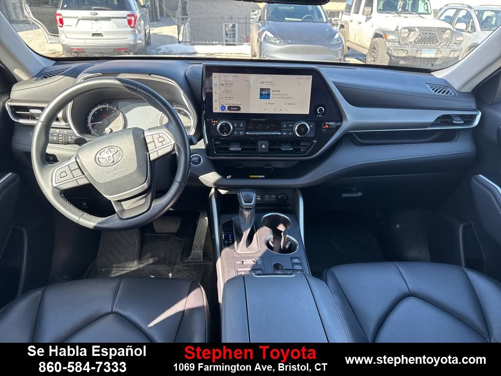 Used 2023 Toyota Highlander XLE AWD/4WD image 12
