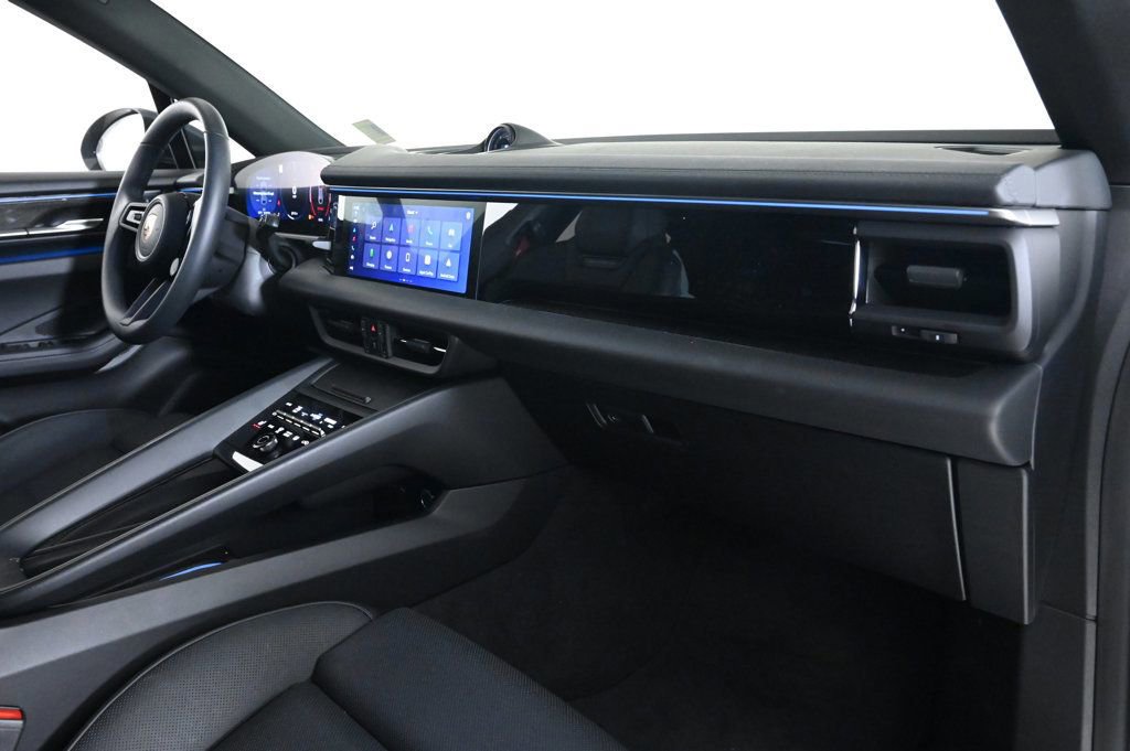 Certified 2025 Porsche Macan Electric image 17