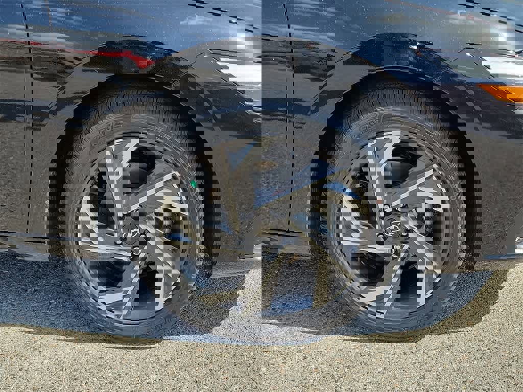 New 2025 Hyundai Elantra SEL image 5