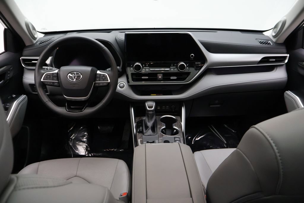 Certified 2025 Toyota Highlander Platinum AWD/4WD image 24