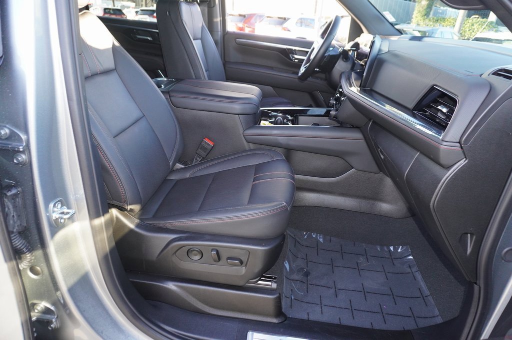 Used 2025 Chevrolet Suburban RST image 12