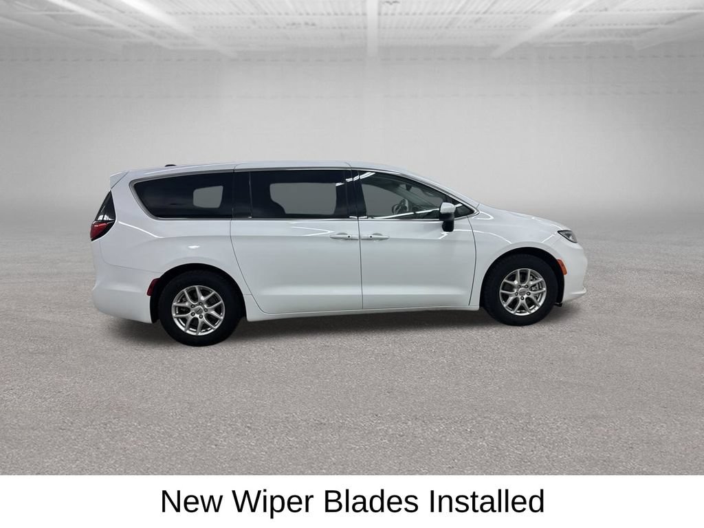 Used 2023 Chrysler Pacifica Touring-L FWD image 16