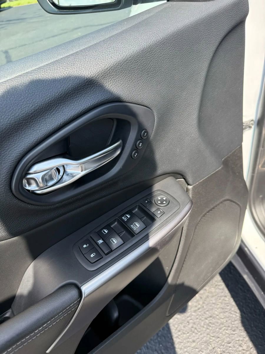 Used 2019 Jeep Cherokee Limited AWD/4WD image 12