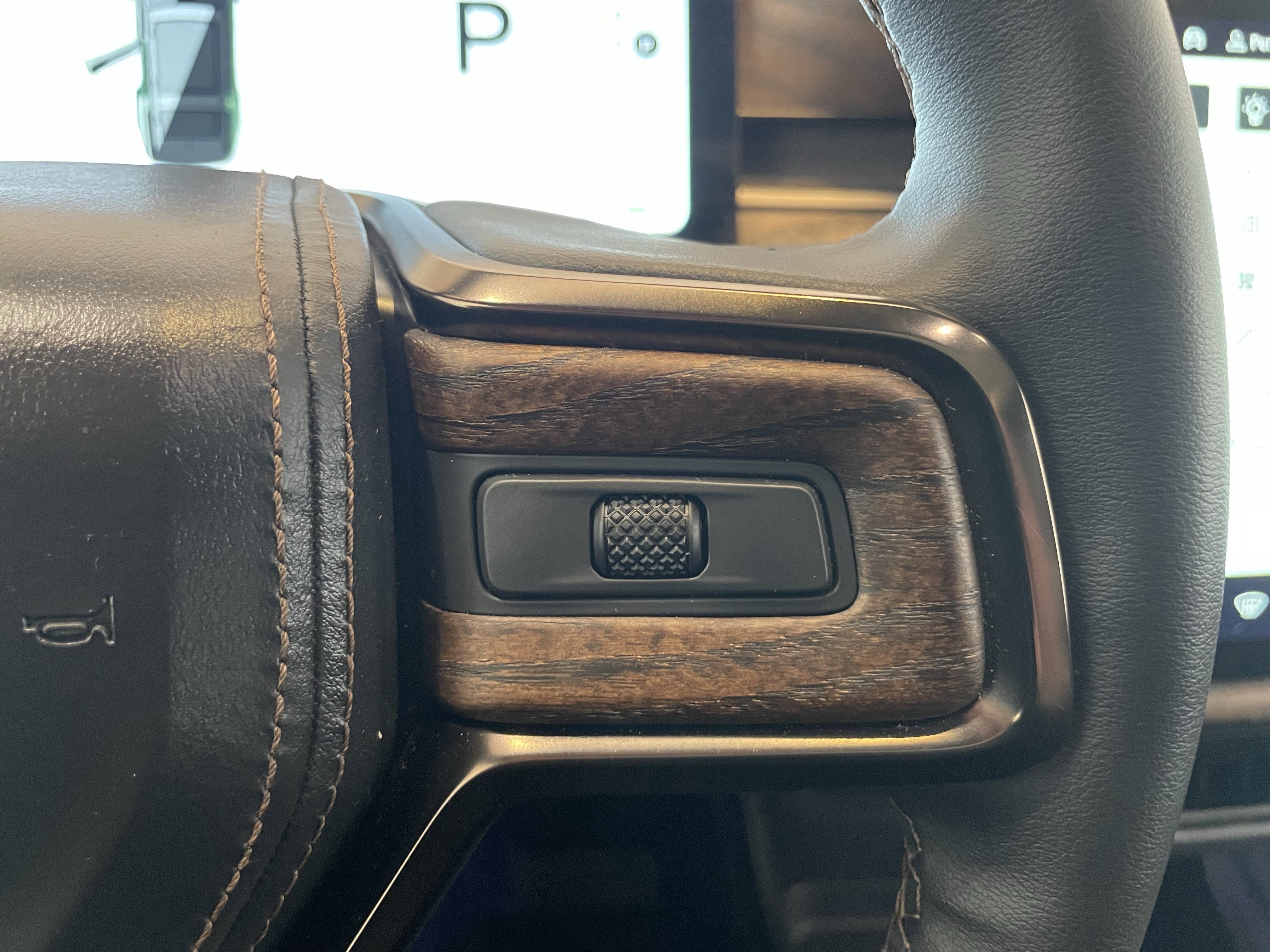 Used 2025 Rivian R1S Premium image 22