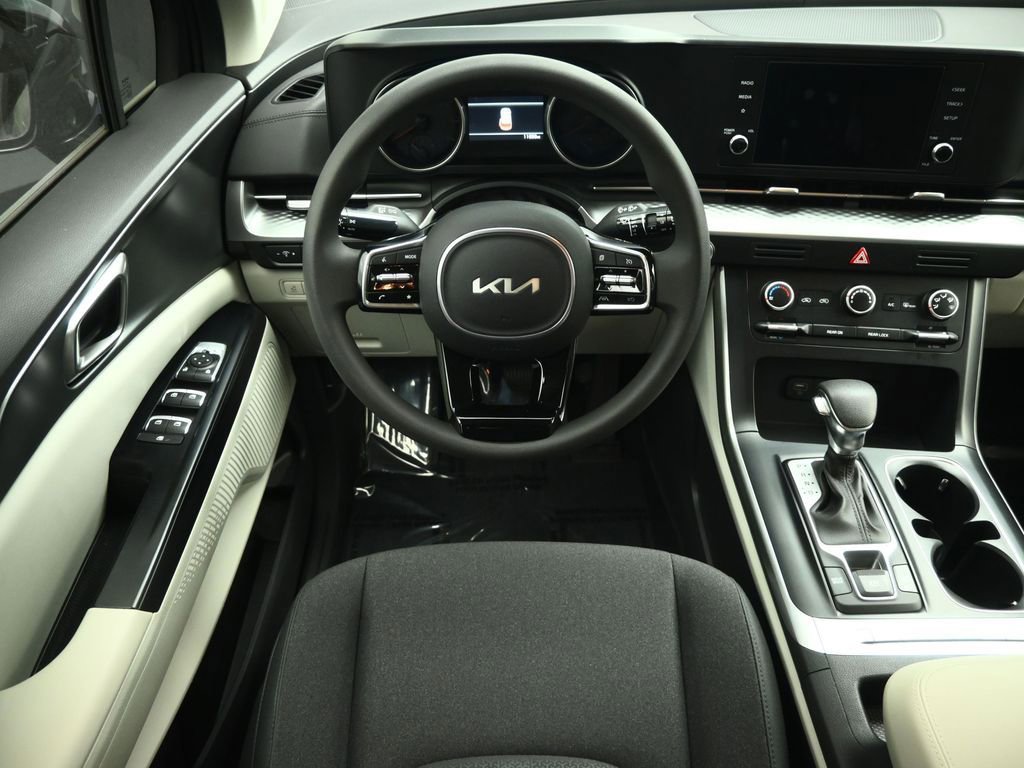 Used 2024 Kia Carnival LX image 5